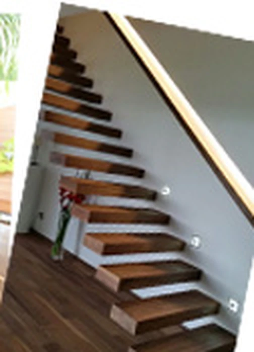 Kragarmtreppe mit frei tragenden Holzstufen an einer Wand
