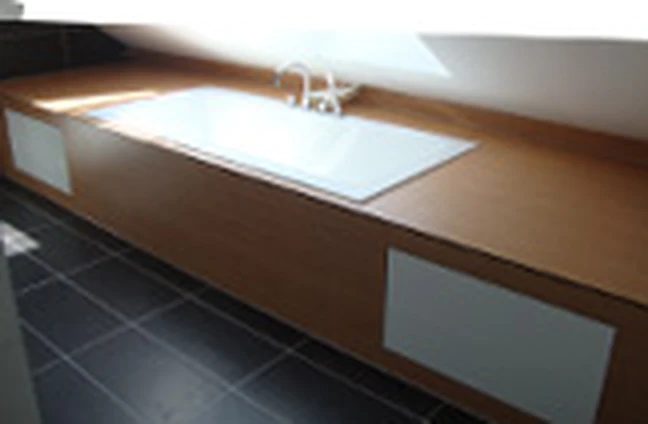 Langes Sideboard mit Holzarbeitsplatte und Unterbauleuchte